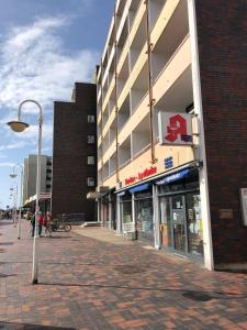 ein Straßenlicht vor einem Gebäude in der Unterkunft Techt bi Strön in Westerland