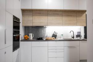 A kitchen or kitchenette at Apartments Drewnowska 43