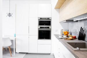 A kitchen or kitchenette at Apartments Drewnowska 43