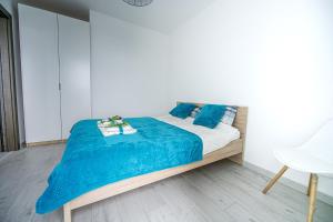 Un pat sau paturi într-o cameră la Apartments Drewnowska 43