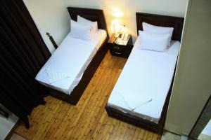 Giường trong phòng chung tại Kmt Hostel