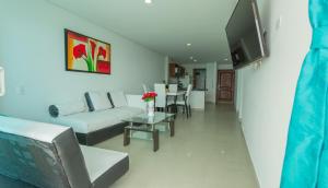 uma sala de estar com um sofá e uma mesa em Horizon Apartment em Cartagena das Índias