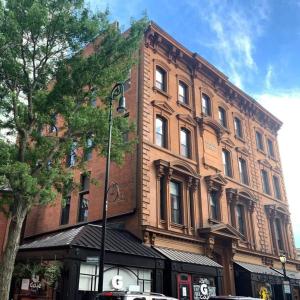 un gran edificio de ladrillo con una luz de la calle delante de él en New Haven Stays, en New Haven