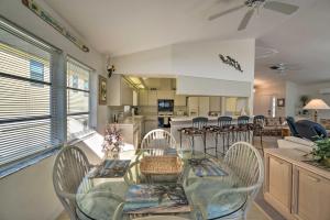 Un comedor y una cocina con una mesa de cristal y sillas. en Canalfront Home with Private Dock - 5 Mi to Beaches!, en Englewood