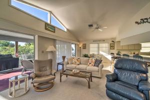 una sala de estar con un sofá y sillas en Canalfront Home with Private Dock - 5 Mi to Beaches!, en Englewood