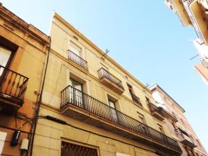 - un bâtiment avec des balcons sur le côté dans l'établissement Barcelona Just Like Home, à Barcelone