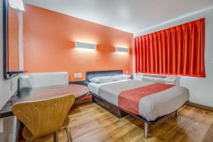 En eller flere senge i et værelse på Motel 6-Conroe, TX
