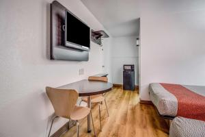 TV a/nebo společenská místnost v ubytování Motel 6-Conroe, TX