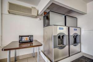 Kuchyň nebo kuchyňský kout v ubytování Motel 6-Conroe, TX