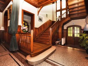 Habitación con escalera de madera en una casa en Beautiful castle house in Spa with spacious garden, en Spa
