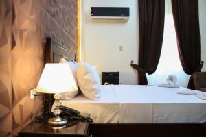 Giường trong phòng chung tại Kmt Hostel