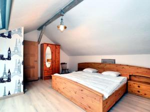 um quarto com uma cama de madeira num quarto em Charming holiday home in St Vith with terrace em Heuem