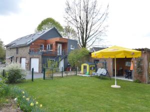 ウェームにあるA holiday home ideal for families and for discovering the Ardennesの家の前の黄傘庭