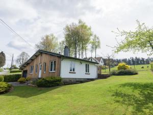 una casa en un campo con un patio de hierba en Beautiful house with view of the Houille valley, en Vencimont