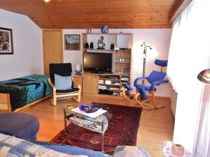 メーレルにあるholiday home in M rel near the Aletsch ski areaのリビングルーム(ソファ、テレビ付)