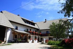 un gran edificio blanco con flores en los balcones en Apartments Sušnik, en Bohinj