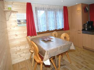 Kuchyň nebo kuchyňský kout v ubytování holiday home in Blatten with private terrace
