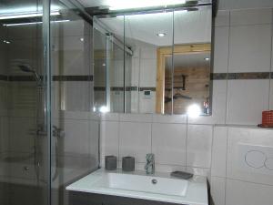 Bilik mandi di Apartment in Blatten near Ski Lift