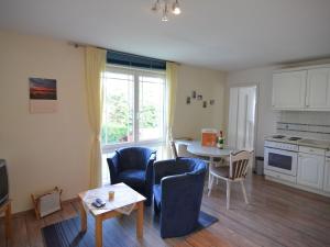 een woonkamer met een tafel en stoelen en een keuken bij Luxurious Apartment in Sch now with Sauna in Bernau bei Berlin