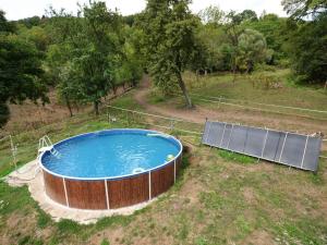 Výhled na bazén z ubytování Spacious holiday home with pool and covered terrace in the Bohemian Uplands nebo okolí
