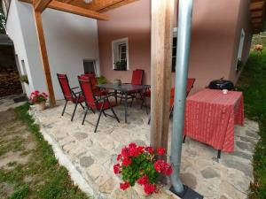 Zdjęcie z galerii obiektu Spacious holiday home with pool w mieście Malečov