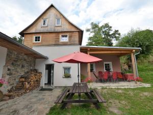 Zdjęcie z galerii obiektu Spacious holiday home with pool w mieście Malečov