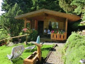 シュタインガーデンにあるLog cabin in Bavaria with covered terraceの庭園内のガゼボ(テーブル、椅子付)