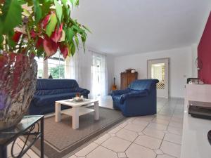 una sala de estar con 2 sofás azules y una mesa. en Fantastic holiday home in Sch nsee Bavaria en Schönsee