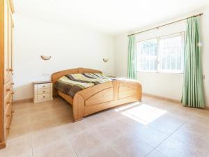 サン・ペレ・ペシュカドールにあるRelaxing Villa Steps from Beachのベッドルーム1室(木製ベッド1台、窓付) +32枚の写真