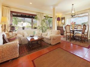A seating area at Rustic House in Mancor with Pool