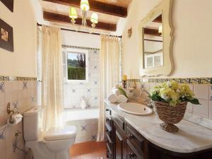 A bathroom at Rustic House in Mancor with Pool