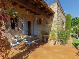 A garden outside Rustic House in Mancor with Pool