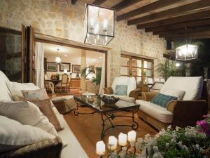 A seating area at Rustic House in Mancor with Pool