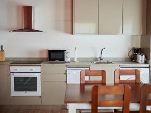 Una cocina o zona de cocina en Cozy house divided into apartments in Cangas de On s