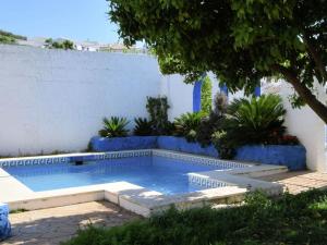 ZagrillaにあるBelvilla by OYO Carmelaの青い壁の庭のスイミングプール