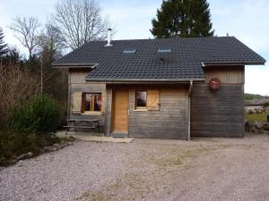 una piccola casa con una porta e una finestra di Cosy chalet in Li zey with countryside views a Liézey