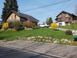 LiézeyにあるCosy chalet in Li zey with countryside viewsの私道前に車を停めた家