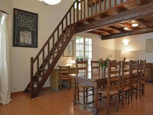 ein Esszimmer mit einem Tisch und einer Treppe in der Unterkunft Lush Villa in Beaucaire with Swimming Pool in Beaucaire