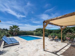 Félines-MinervoisにあるHoliday villa in F lines Minervois with poolのパティオ(プール、椅子、パラソル付)