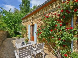 Gallery image of Traditional holiday home with pool in Saint-Cernin-de-lʼHerm