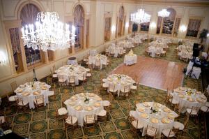 una vista sul soffitto di una sala banchetti con tavoli e lampadari a braccio di Hawthorne Hotel a Salem