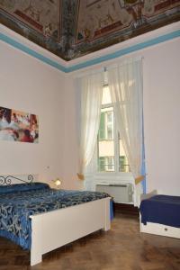 1 dormitorio con cama y ventana en Family Hotel Balbi, en Génova