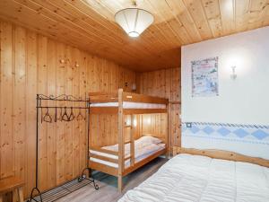 Le VillardにあるNice apartment with balcony just 500 m from the ski liftの木製の部屋に二段ベッド付きのベッドルームがあります。