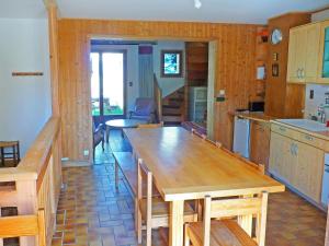 una cucina con tavolo in legno in una camera di The ideal chalet for a relaxing holiday in the mountains a Celliers