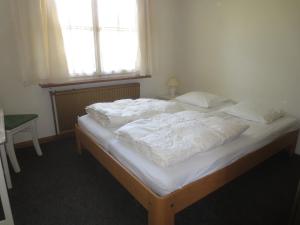 Postel nebo postele na pokoji v ubytování Cozy Chalet with Private Garden near Forest in Longfaye