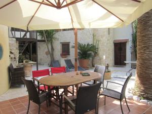 Patio alebo iná vonkajšia časť ubytovania Villa in Giannoudi with Pool and Beach Nearby