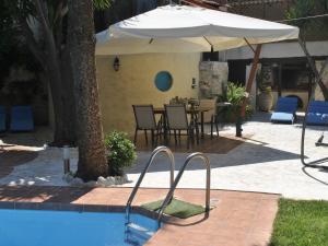 Bazén v ubytovaní Villa in Giannoudi with Pool and Beach Nearby alebo v jeho blízkosti