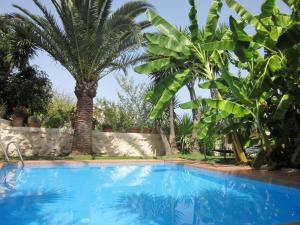 Bazén v ubytovaní Villa in Giannoudi with Pool and Beach Nearby alebo v jeho blízkosti