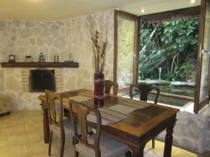 Posedenie v ubytovaní Villa in Giannoudi with Pool and Beach Nearby