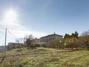 een huis bovenop een grasheuvel bij Belvilla by OYO Casa Reale Due in Valdamonte